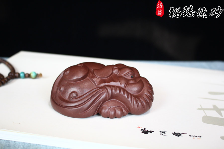 茶宠象采用宜兴原矿老紫泥制作2