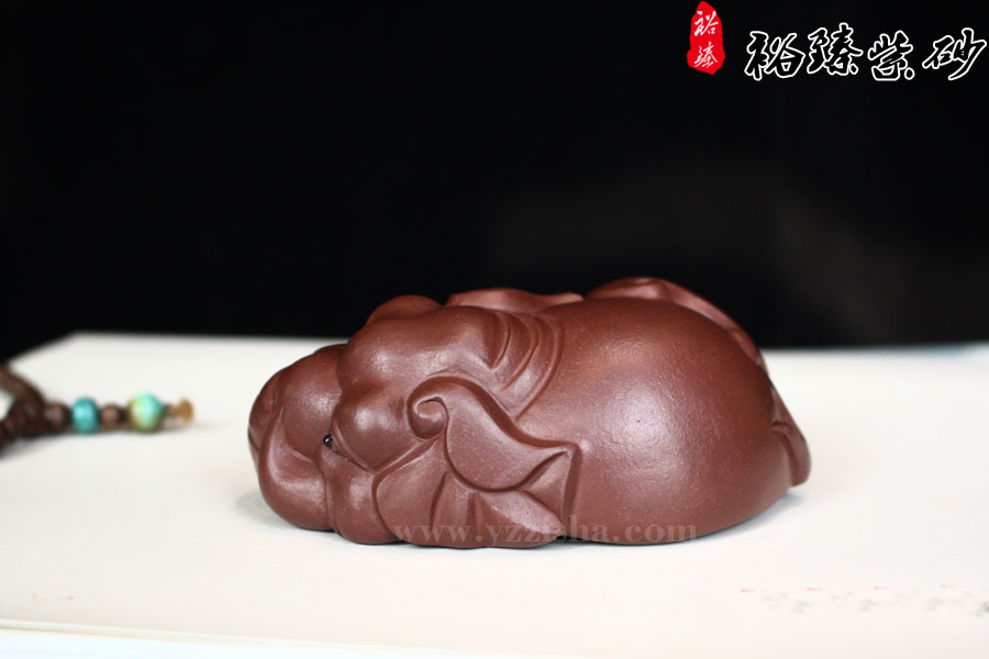 茶宠象采用宜兴原矿老紫泥制作3